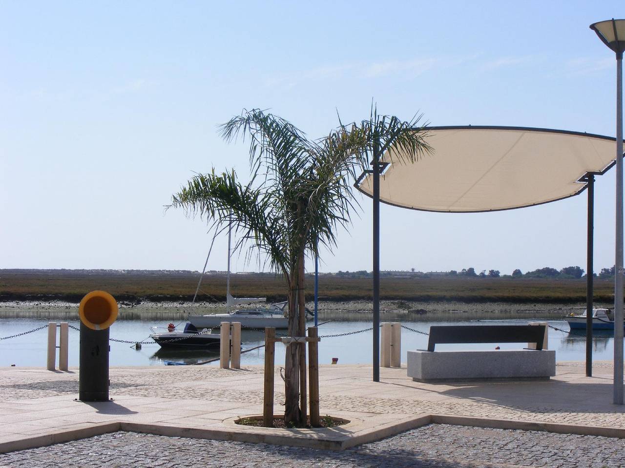 Entire holiday apartment, 100m² Apartment with Parking, WiFi & A/C in Santa Luzia, Parque Natural Da Ria Formosa