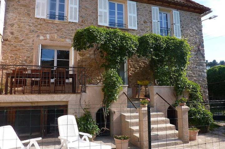 Gîte pour 6 personnes, avec jardin, animaux acceptés à Rougiers