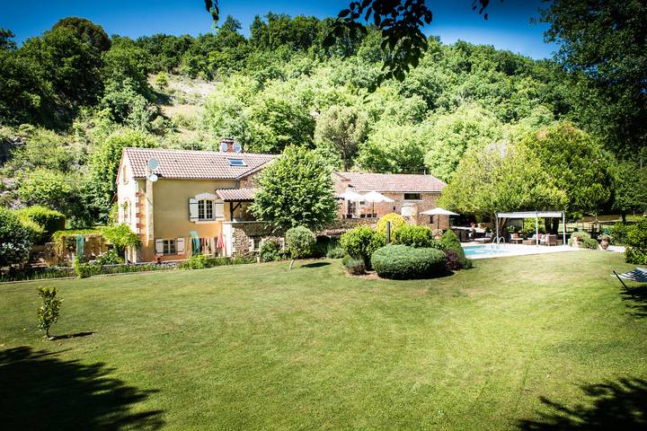 Gîte pour 8 personnes, avec Jacuzzi et Piscine à Sauveterre-la-Lémance