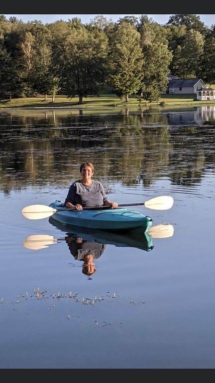 Eine schöne Blockhütte im Wald, auf einem See (Pontoosuc), noch in der Nähe von allem in Lanesborough, Berkshire County