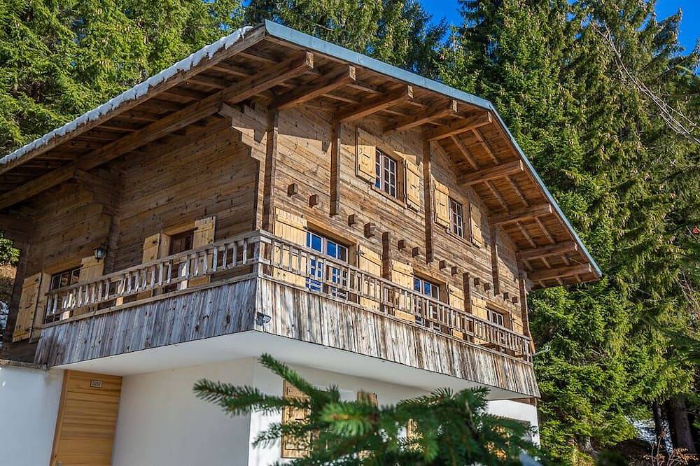 Chalet 3 * Renovated With Spa Beautiful View Mountains 10 Mn At Foot Of The Tracks in Manigod, Annecy region