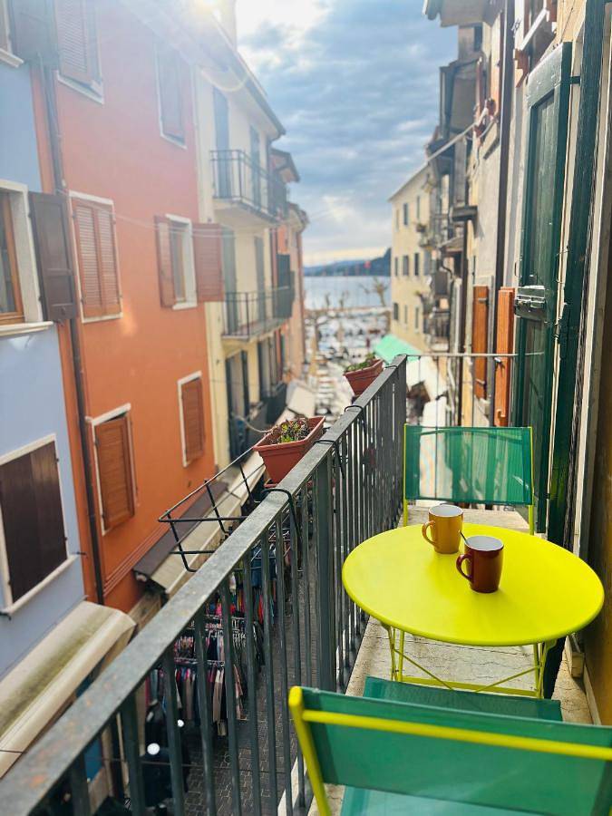 Apartament wakacyjny dla 3 osób, z widok i widok na jezioro oraz taras w Garda