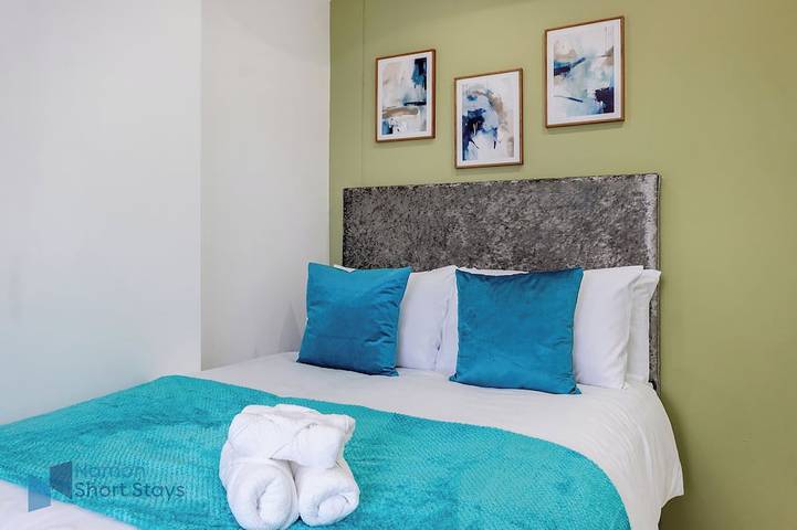 Comfy 4 Bedroom house, Ideal for Workers and Families, Free Parking in Croydon, London