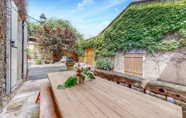 Location de vacances pour 12 personnes, avec terrasse ainsi que piscine et jardin à Couhé - 3