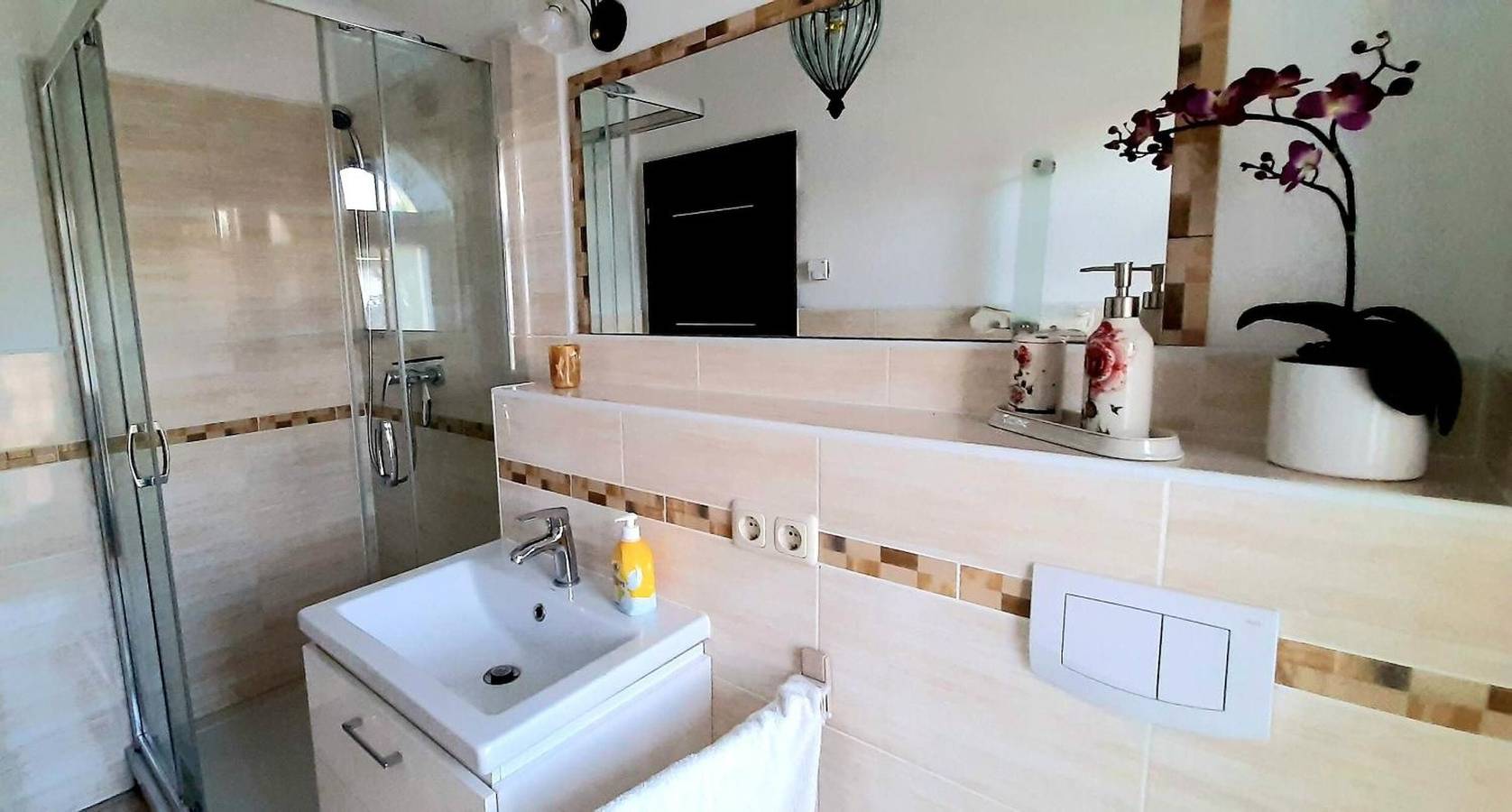 Ganze Wohnung, Apartment „Eden“ mit Wlan und Klimaanlage in Dahlwitz-Hoppegarten, Hoppegarten