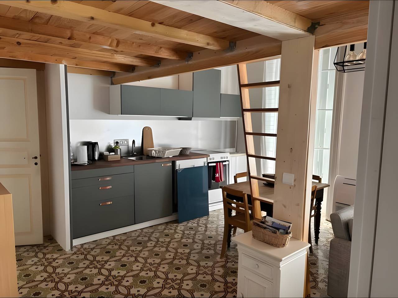 Appartement entier, Appartement « À deux pas des Arènes » avec Wi-Fi et climatisation in Nîmes, Région de Nîmes