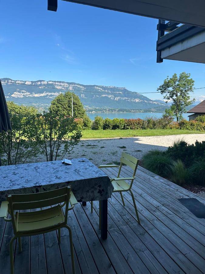 Gîte pour 2 personnes, avec Terrasse et Jardin ainsi que Vue et Vue sur le lac à Bourdeau (Savoie)