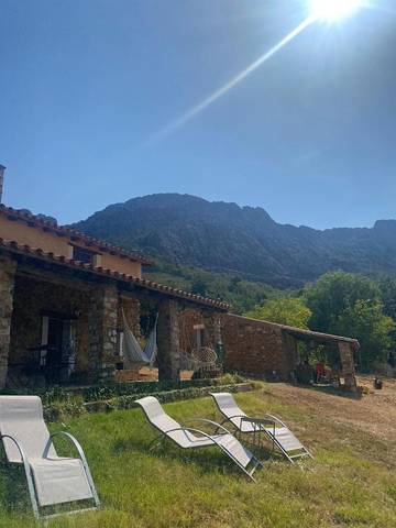 Casa rural para 2 personas, con terraza y vistas además de jardín y piscina en Las Villuercas