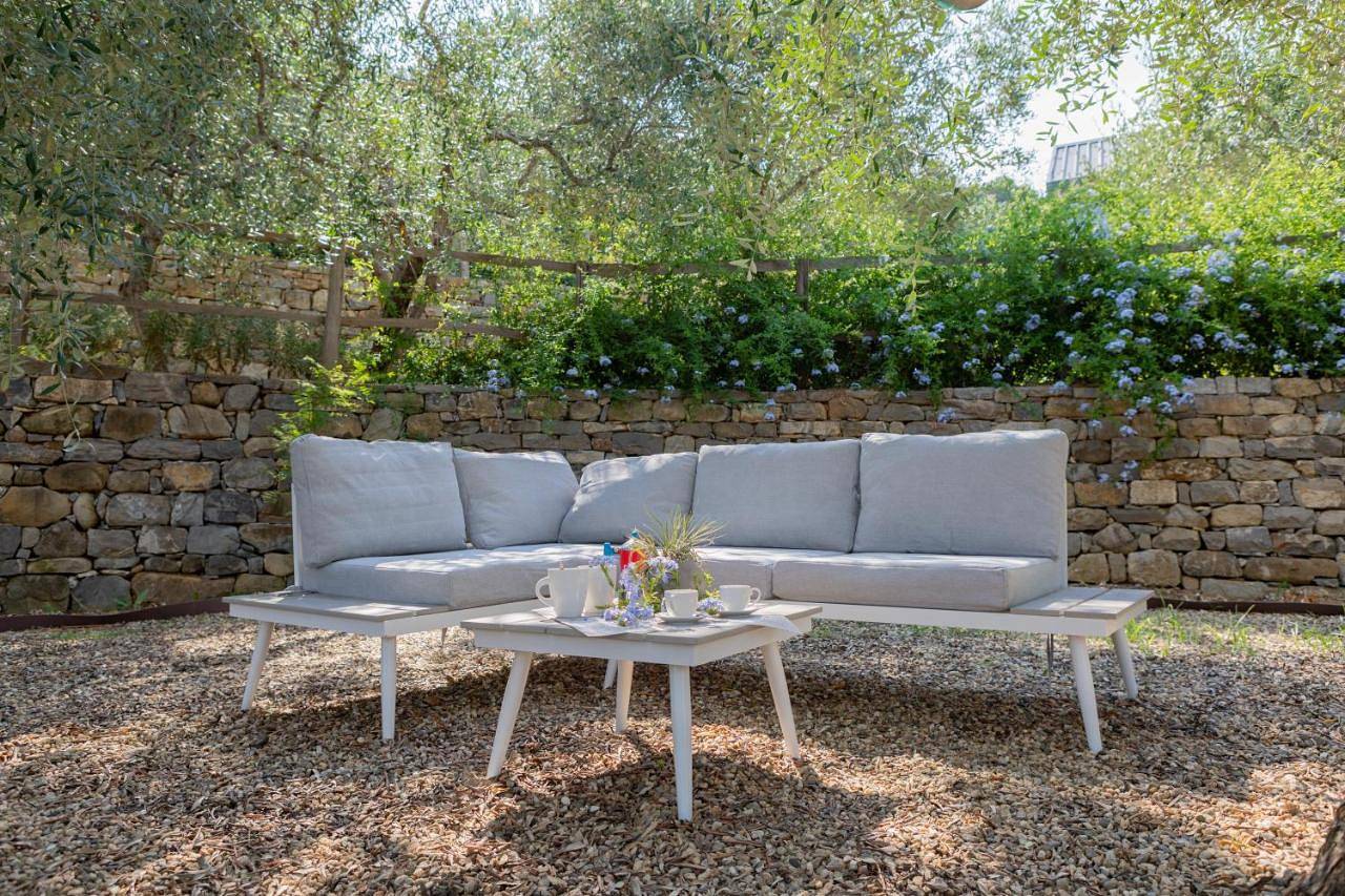 Taggiasca- Suite nel verde con terrazza e Jacuzzi privata in Taggia (City), Taggia