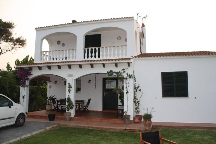 Location de vacances pour 4 personnes, avec piscine ainsi que vue et jardin à Cala en Blanes