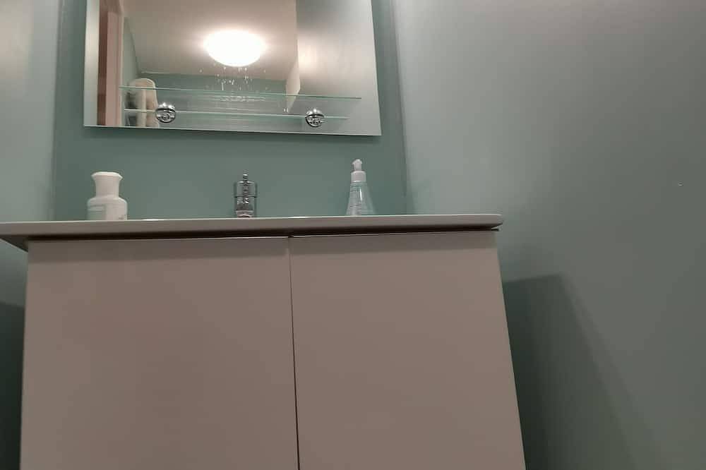 Apartamento entero, Attractive F2 souplex apartment with free Parking, small garden and terrace in Melun, Sena y Marne