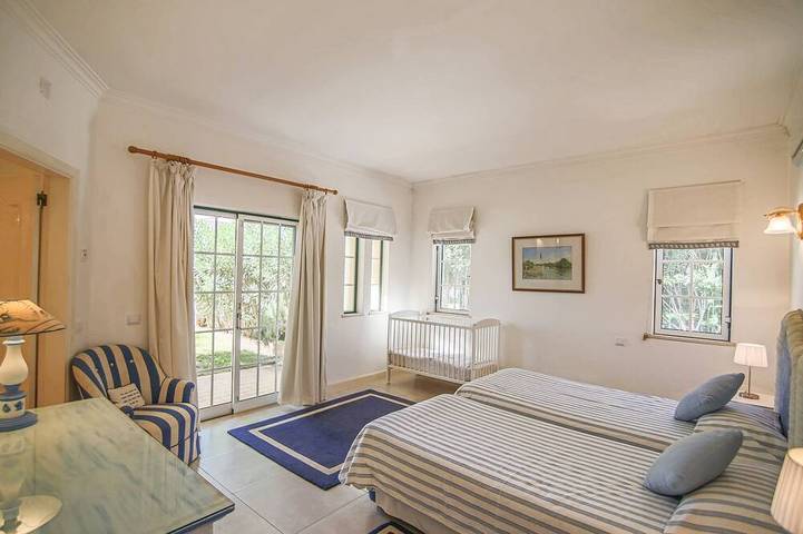 Geräumige 4 Schlafzimmer Villa in ruhiger Lage mit Meerblick in Vale do Lobo, Almancil