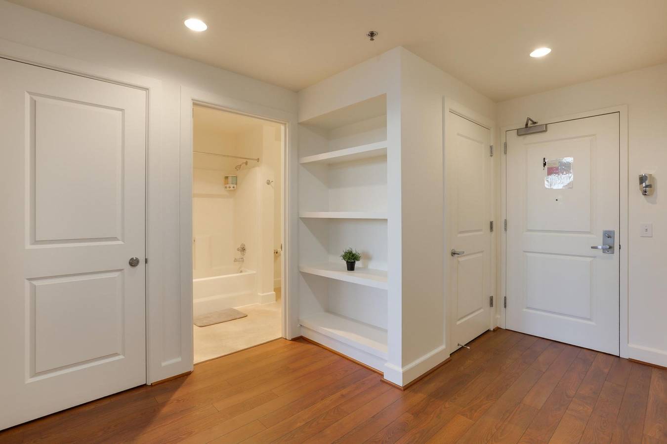 Entire apartment, Bright Recently Upgraded Apt – Downtown Location in Portland, Multnomah County