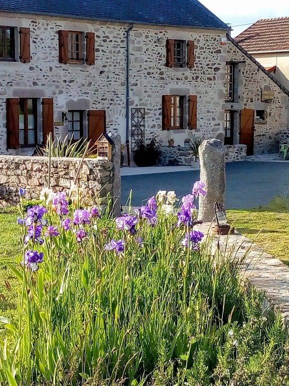 Chambres d'hôtes la Brousse Kacha - Chambre coeur in Malleret-Boussac, Région de Guéret