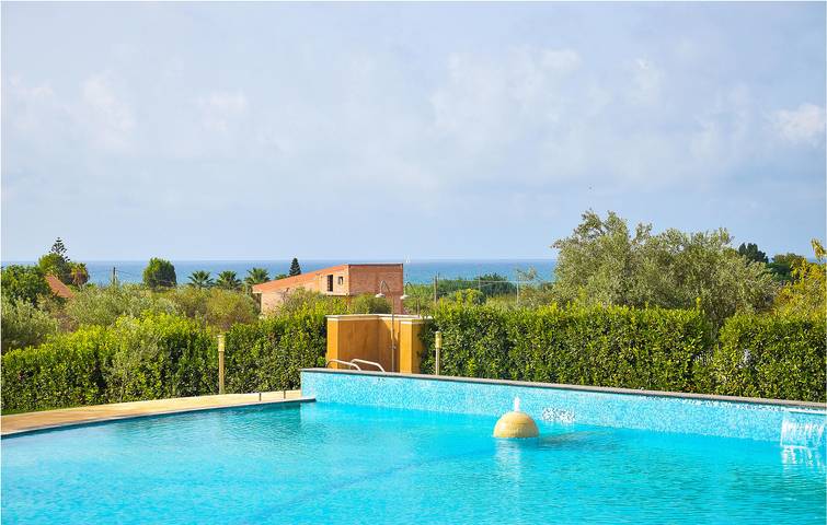 Poolside Paradise: 65m² Apartment with AC, Parking & WiFi! in Pozzallo, Ragusa Province