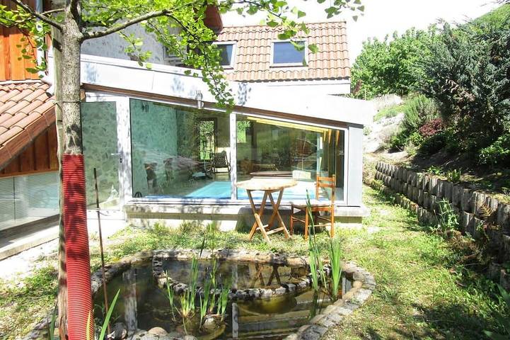 Location de vacances pour 2 personnes, avec Jardin ainsi que Piscine et Sauna à Saint-Quentin-sur-Isère