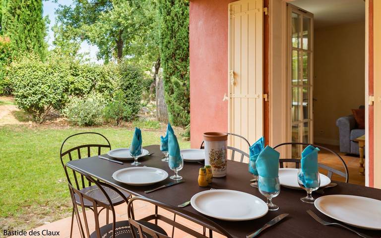 Location de vacances pour 4 personnes, avec Balcon et Jardin ainsi que Piscine et Sauna à Fayence