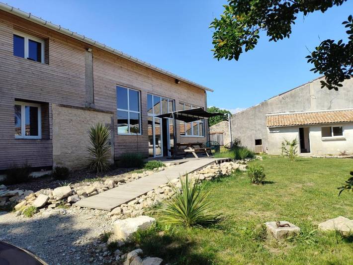 Gîte pour 14 personnes, avec jardin et vue, animaux acceptés à Marcillac (Gironde)