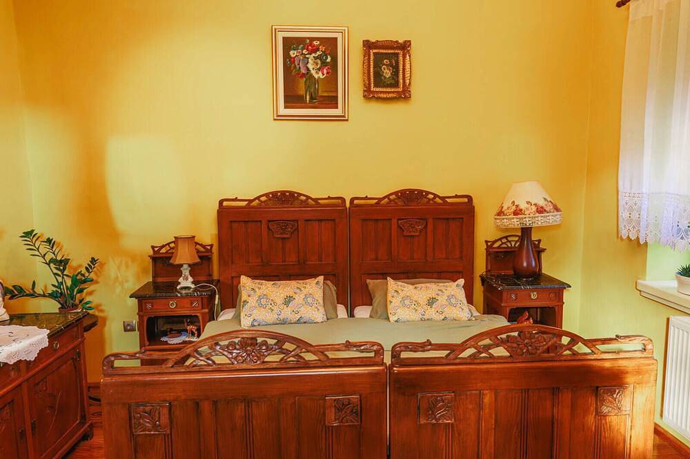 Cozy 3-bedroom farmhouse surrounded by a vibrant garden full of plants. in Osijek-Baranja