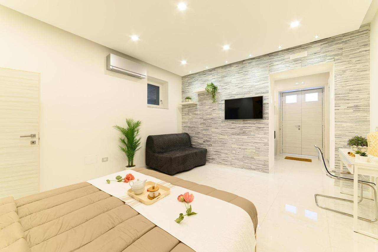 Ganze Wohnung, Two-Bedroom Deluxe Apartment with Balcony in Spiaggia Santa Teresa, Salerno