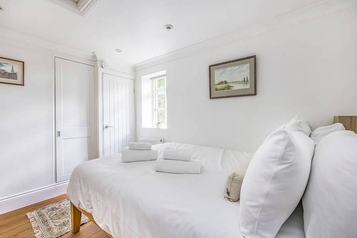 Charming Chichester Home w Garden - Pass The Keys in Chichester, West Sussex
