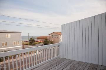 Vacation Apartment for 12 Guests in Pleasure Island, North Carolina, Picture 1