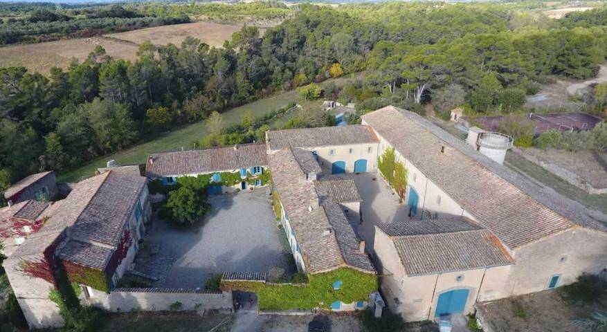 Gîte pour 35 personnes, avec piscine et jardin, animaux acceptés à Laure-Minervois
