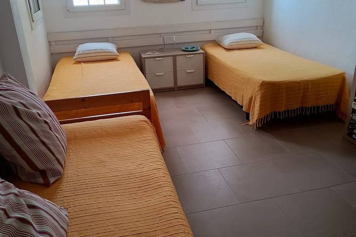 Fabulosa casa adosada de 170m2 en el centro de Fornells con piscina y jardín. in Fornells, Es Mercadal