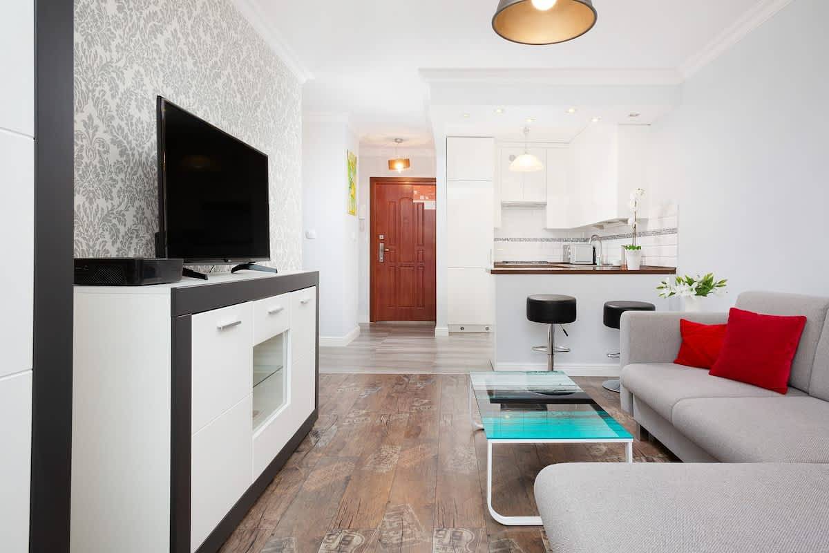 Entire apartment, Bright Apartment in the Center | Balcony and 270 m to the Metro in Warsaw, Masovia