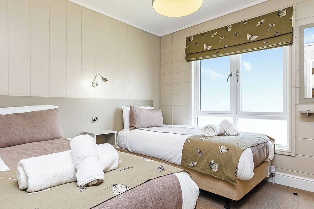 Luxurious lodge with one king-size double, with en suite shower and one twin. in Bath, Bath & North East Somerset