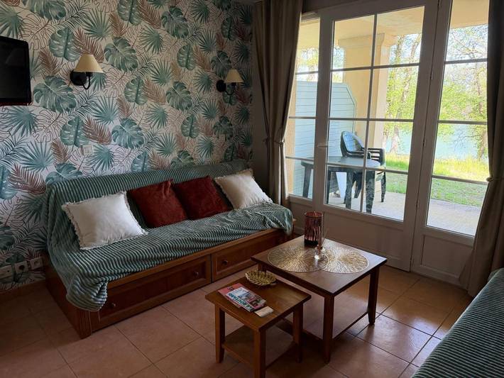 Appartement de vacances pour 4 personnes, avec vue sur le lac et terrasse ainsi que piscine et vue, animaux acceptés