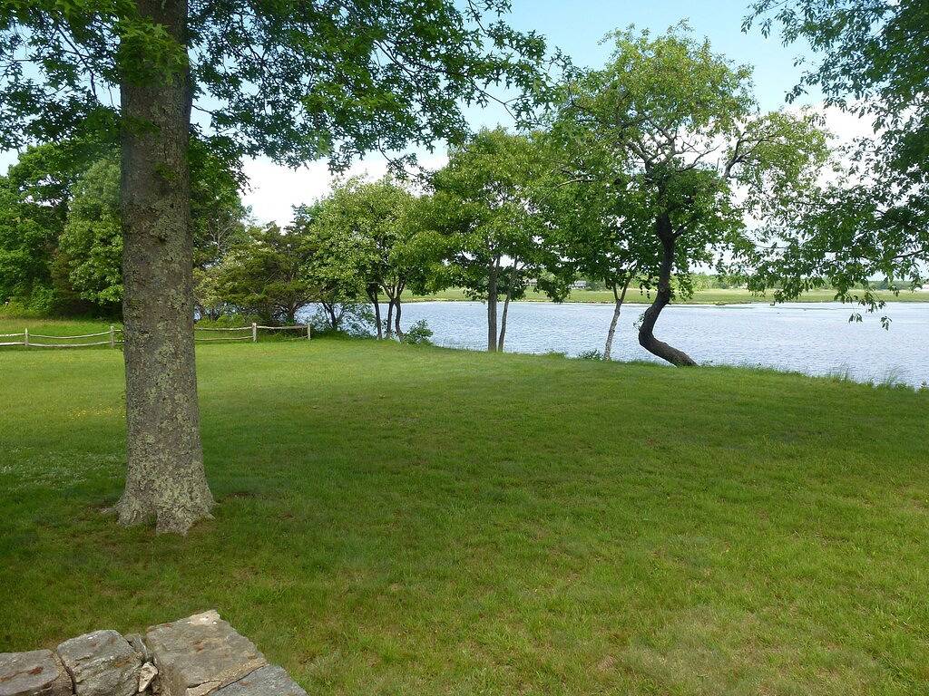 Historisches Kolonialhaus auf dem Wasser in Old Lyme, Connecticut
