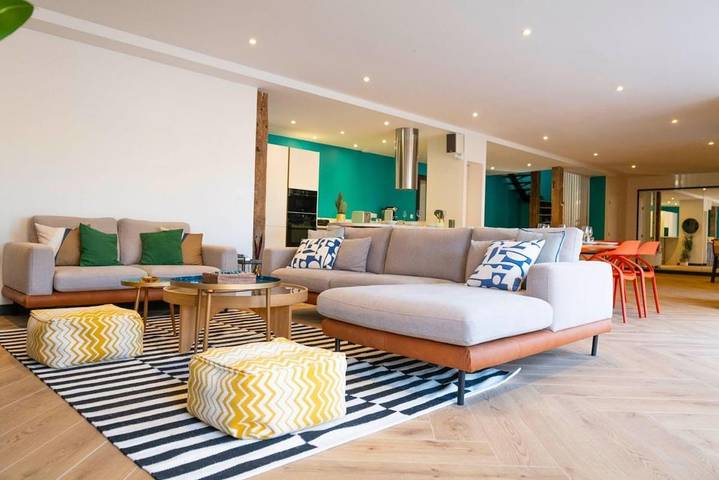 Location de vacances pour 12 personnes, avec Terrasse et Jardin ainsi que Piscine et Sauna à Acquigny