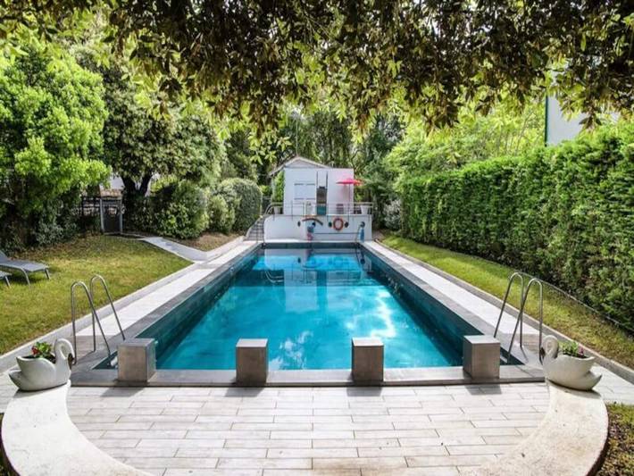 Gîte pour 14 personnes, avec terrasse ainsi que piscine et jardin, adapté aux familles dans Plage des Abatilles - 2