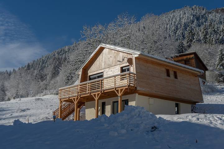 Apartamento entero, Apartamento 'Les Iris' con vistas a la montaña, jardín privado y Wi-Fi in Saint-Pierre-d'Entremont, Isère
