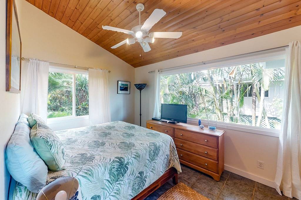 Charming home with balcony, washer/dryer & free Wifi – stunning ocean views in Kukuihaele, Hamakua