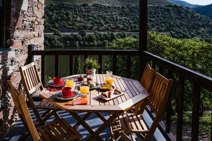 Entire apartment, Apartment 'Suite Castanha' with Shared Pool, Wi-Fi and Air Conditioning in Ervedosa do Douro, Douro Valley