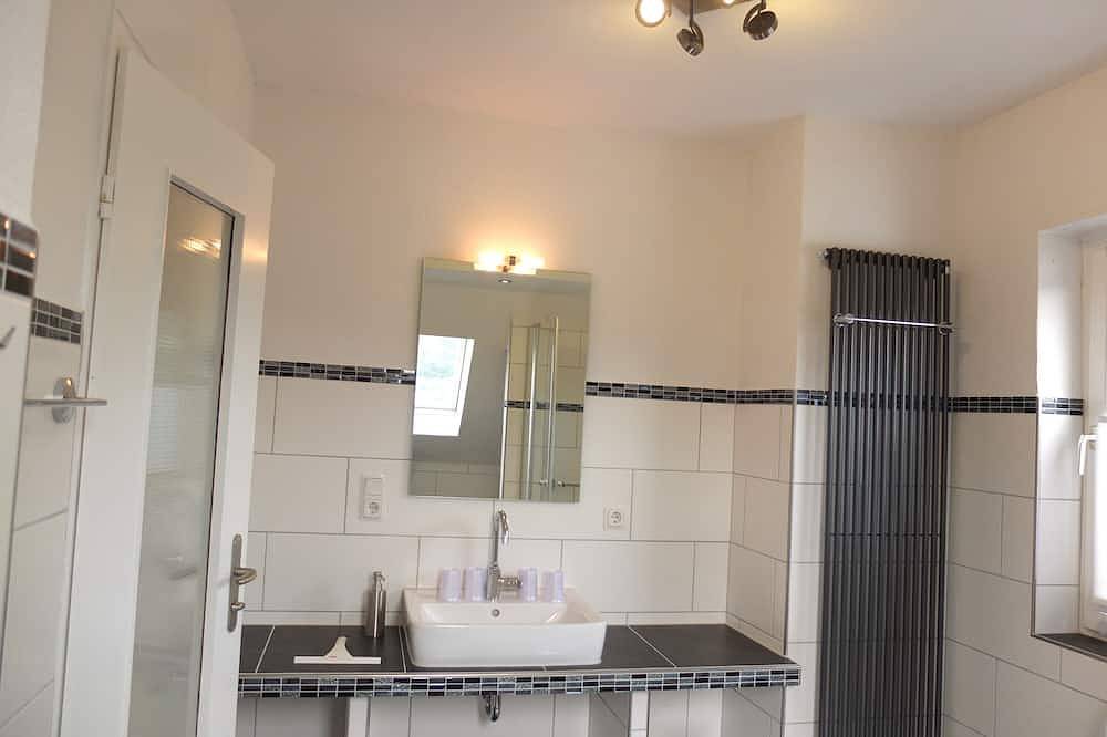 Modern eingerichtetes Ferienhaus oberhalb der Mosel mit großer Sonnenterasse. in Alf, Traben-Trarbach und Umbegung