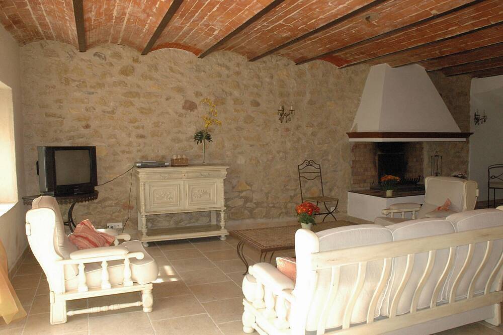 Typical Provencal farmhouse in Villelaure, Regionaler Naturpark Luberon
