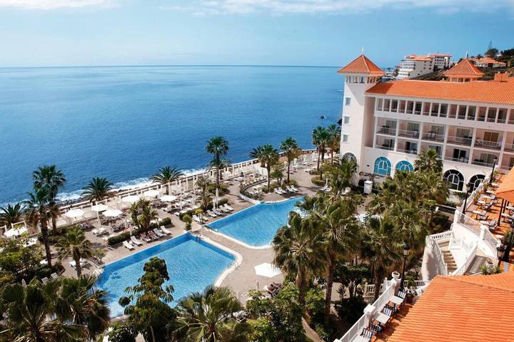 Hôtel pour 4 personnes, avec bassin pour enfant et piscine ainsi que balcon et vue