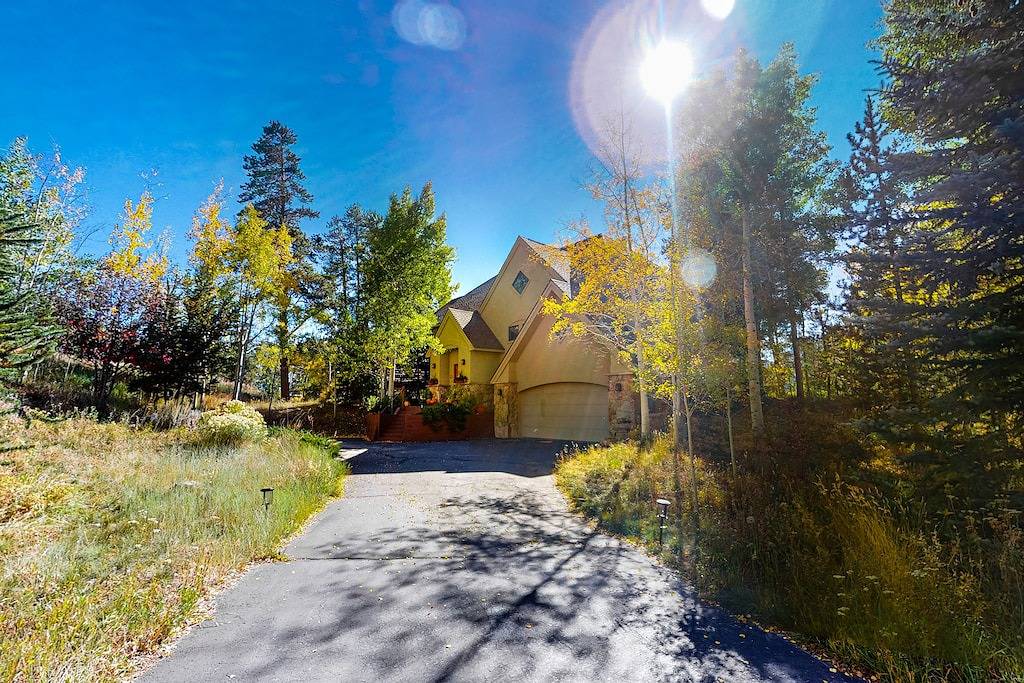 Expansive getaway with stunning views, hot tub & fast Wifi - dogs welcome in Silverthorne, Arapaho and Roosevelt National Forests