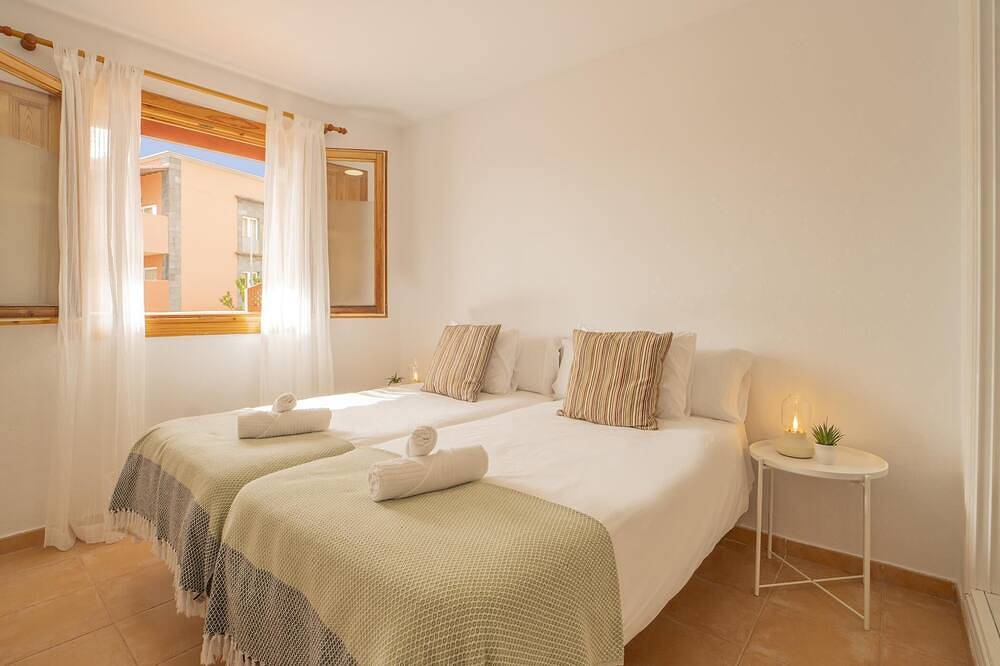 Entire apartment, Accommodation with pool near the beach in Los Cancajos, La Palma South