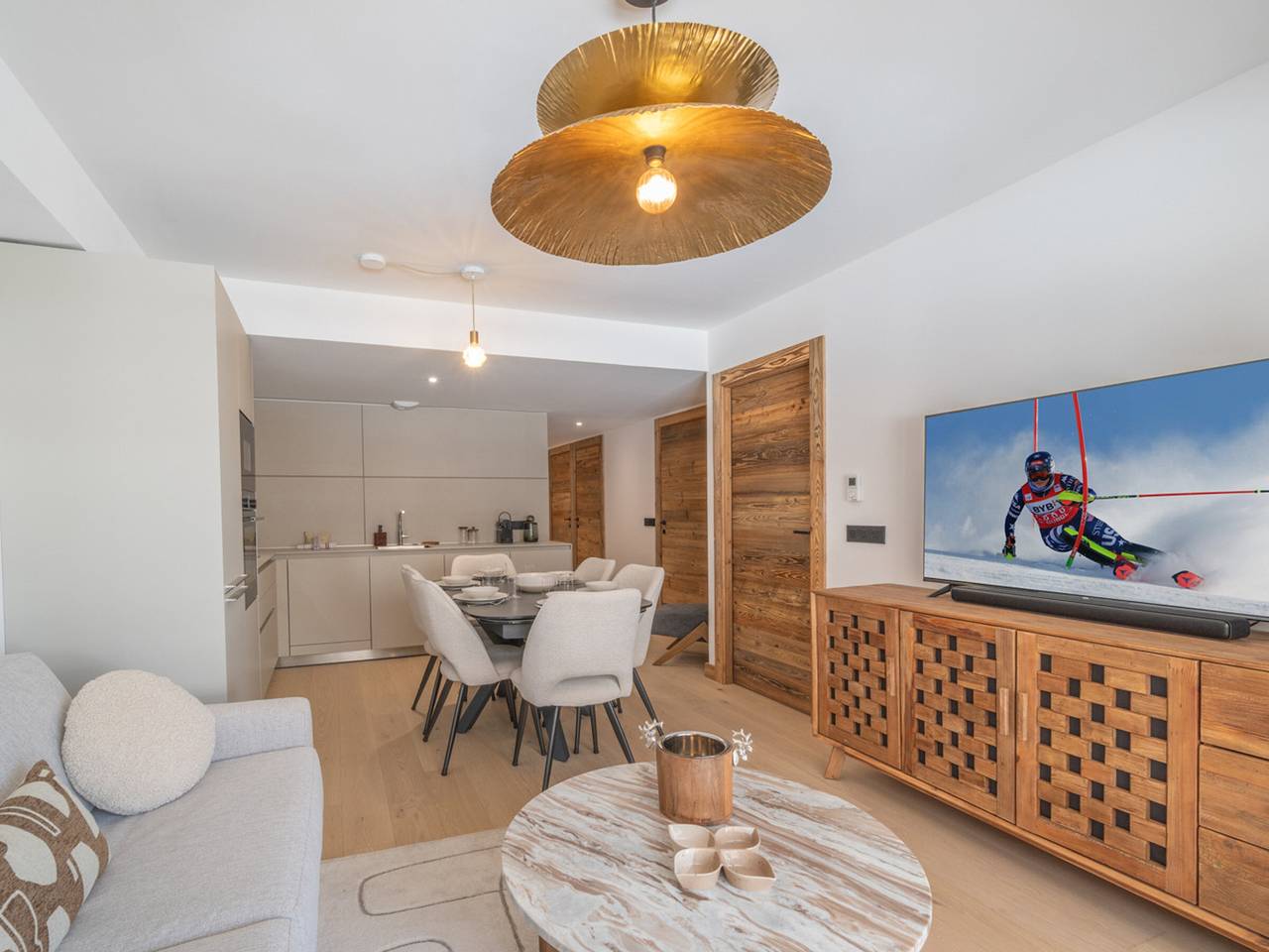 Appartement entier, Résidence neuve, skis aux pieds, centre Huez, 2 adultes + 4 enfants in Huez, Parc national des Écrins