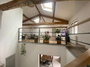 Appartement de vacances pour 2 personnes, avec vue et terrasse ainsi que piscine et jardin dans la Loire