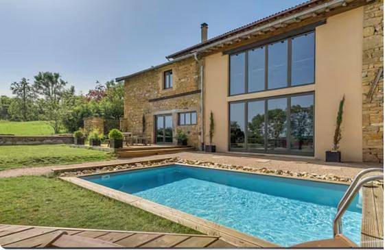 Location de vacances pour 9 personnes, avec Terrasse ainsi que Piscine et Vue à Ville-sur-Jarnioux