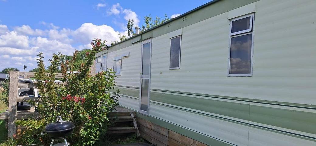 Location de vacances pour 3 personnes, avec terrasse ainsi que vue et jardin à Ernée