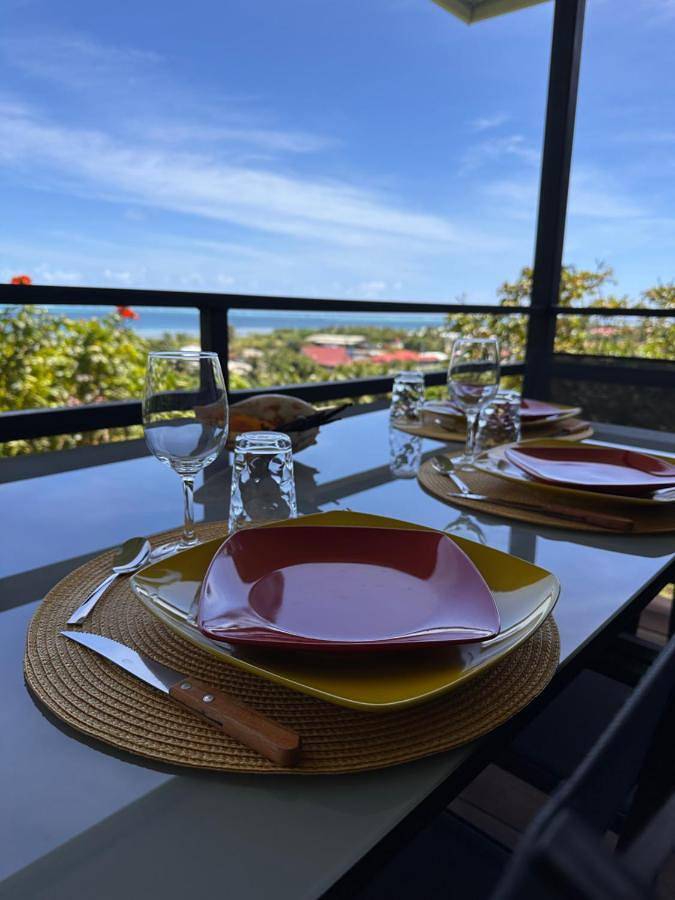 Gîte pour 4 personnes, avec terrasse ainsi que vue et jardin dans Uturoa
