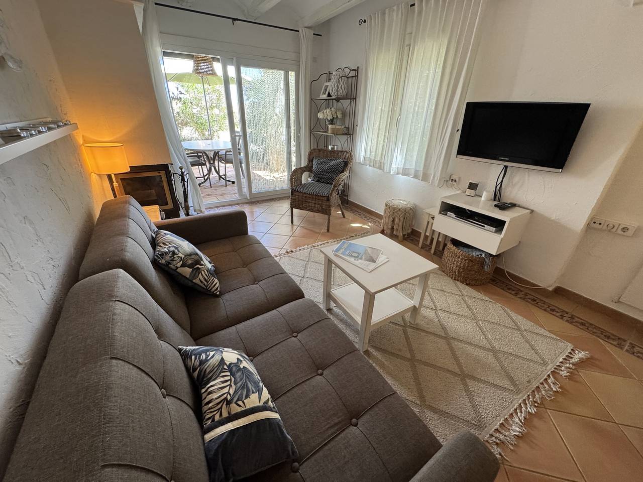 Seafront Apartment in Mas Pinell, 2 Bedrooms in Mas Pinell, Torroella de Montgrí