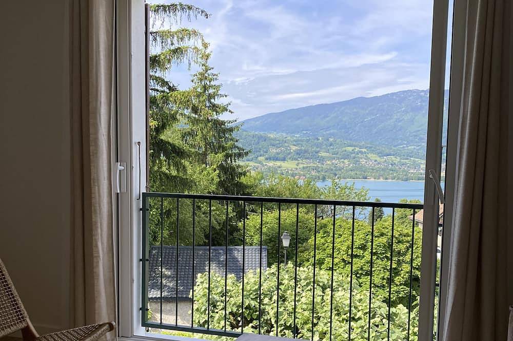 Entire apartment, Les 4 Saisons - Stay with a View of the Lake in Talloires-Montmin, Annecy region