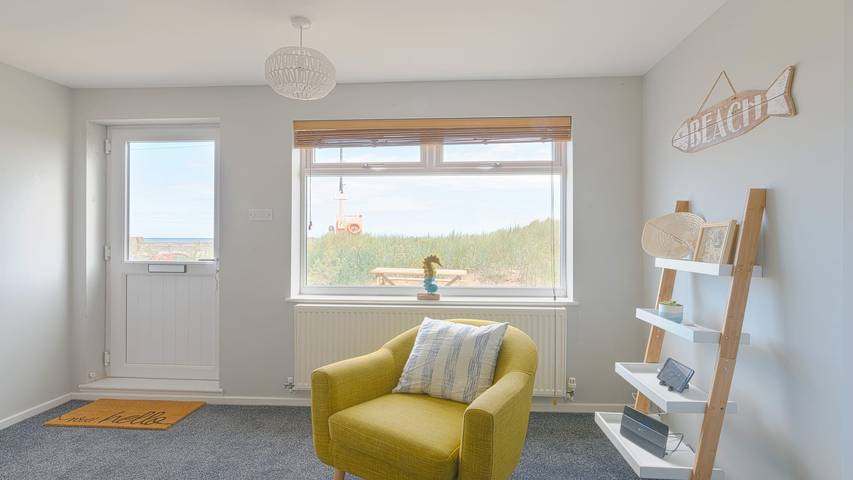 Stunning Beach House - On the Beach - Pets Ok in Caister-on-Sea, Great Yarmouth